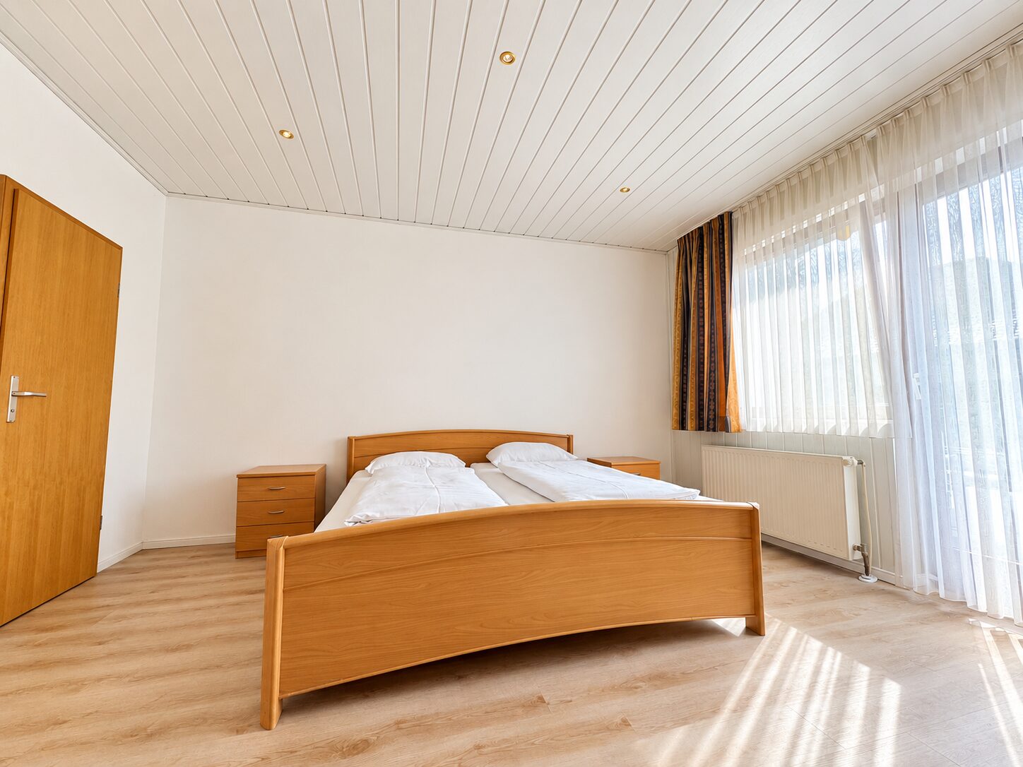 Doppelzimmer mit Ankleide mit Kingsize-Bett