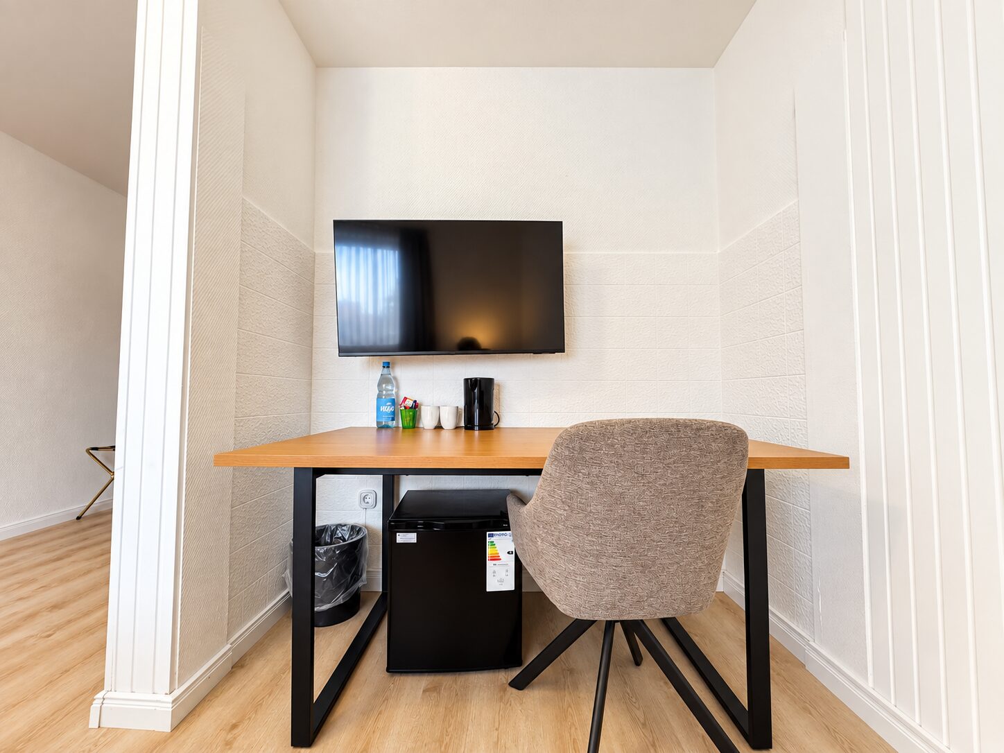 Arbeitsplatz in einem Zimmer, geeignet für Geschäftsreisende