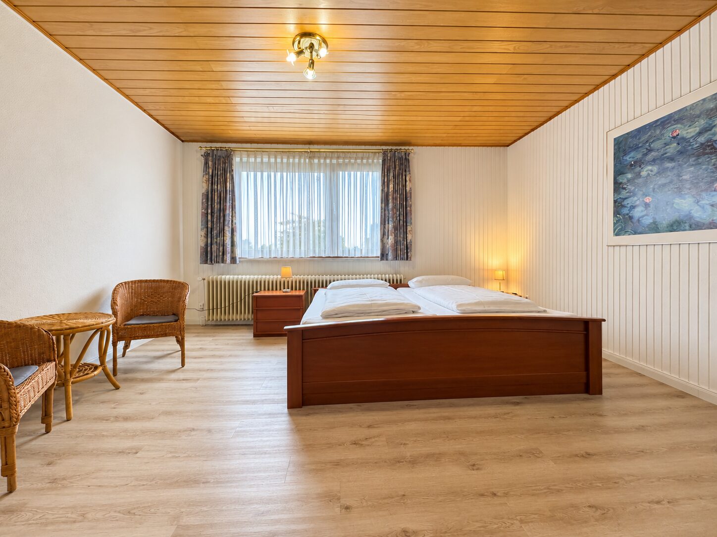 Sitzbereich in einem Zimmer des Midway Weser Hotels