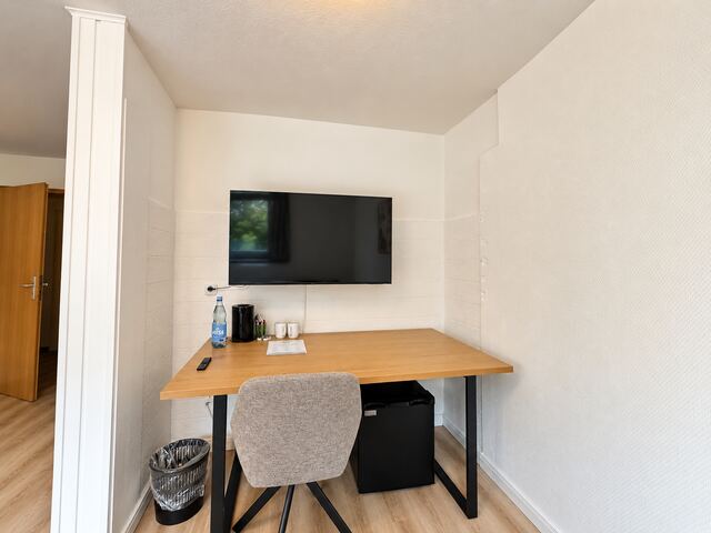 Doppelzimmer mit getrennten Betten, Arbeitsplatz